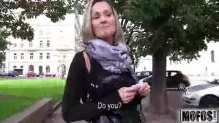 وينظر الى امرأة ممارسة الجنس في الأماكن العامة دون أن يهتم بأن