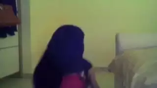 مثير فتاة العربية السعودية تربط الحجاب