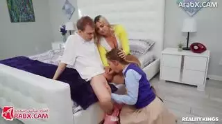 الام الخبيرة تعطي توجيهتها للمراهقان سكس مترجم