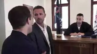 الجنس في قاعة المحكمة مع امرأتين واثنين من الرجال المنحرفين