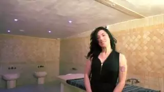 سابرينا ، الإيطالية الجميلة ، تريد الديك الفرنسي جيد