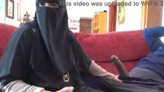 الجبهة العربية في الحجاب مع الديك الأسود الكبير