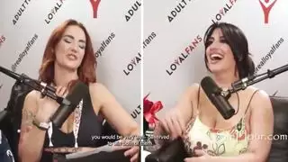 سارة عربي تعرف أن لديها أفضل الثدي في الإباحية وقد فازت بجوائز