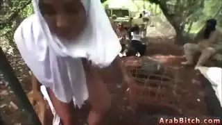 ركوب الحمار العربي الكبير والفتاة الحصول على مارس الجنس المنزل بعيدا عن المنزل بعيدا عن