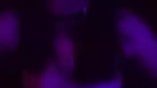 مربوطة في غرفة الظلام مع هزاز ليل