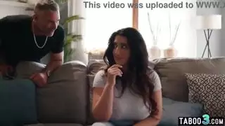 يجب على سارة العربية أن تمارس الجنس مع قضيب كبير للحفاظ على سمعتها