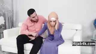 خادمة في الحجاب اشتعلت السرقة البنفسجي الأحجار الكريمة
