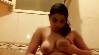بنت القحبه اهلها راحو فرح راحت قلعت ملط وقعدت تلعب فى كسكوسها وبزازها وضربت السبعه ونص