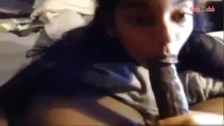 عربي نحيف يأكل الديك الأسود