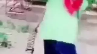 امرأة تحلق مع تعليق باللغة العربية