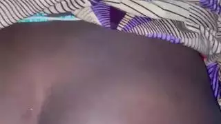 ينزلق الديك الأسود المتستر إلى كس في سن المراهقة الرطب