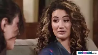 لو كنت فقط أستطيع رؤية أثداء صديقاتي الكبيرة وأمتصها