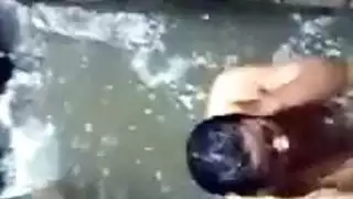 بنات يستحمو في الترعا