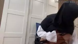 زوجة الصديق العربي مع الثدي الكبيرة تستمني إلى النشوة الجنسية ، والتحدث