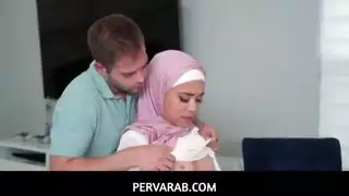 أخت عربية تعطي اللسان سيئة