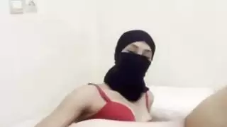 فتاة عربية خجولة الحجاب في النقاب يستمني ببطء ويفرك بوسها العصير