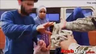الماعز هيردر يبيع الثدي الكبيرة العرب إلى الجندي الغربي لممارسة الجنس