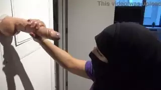 الزوجة المسلمة العربية تحب مص الديوك الكبير غير المقبول
