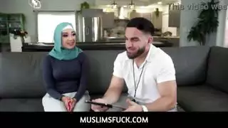 خادمة في سن المراهقة العربية مع الحجاب البنفسجي التي اشتعلت سرقة المال من قبل موكلها
