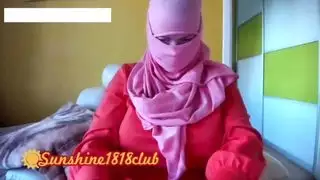 الحجاب البرتقالي فتاة عربية مسلمة مع كبير الثدي على كام تسجيل نوفمبر