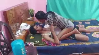 ديسي صديقة جميلة حار أن يمارس الجنس مع صديقها في المنزل ،