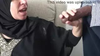 زوجة عربية مفلس تطلب قواد في لندن !!!