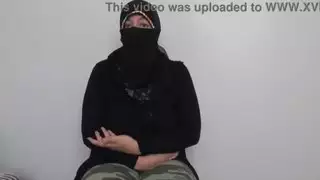 فتاة عربية مسلمة ترتدي الحجاب تصبح عاهرة لأنها مدمنة على الجنس