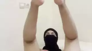 خجولة فتاة عربية الحجاب في النقاب يستمني ويفرك بوسها العصير