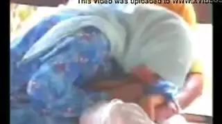 بنت محجبة بلوجوب في الطبيعة