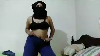 حقيقية كبيرة الثدي الحجاب العربي الهواة التي تتدفق كسها السمين على كاميرا الويب الحية (نقاب كريمي )