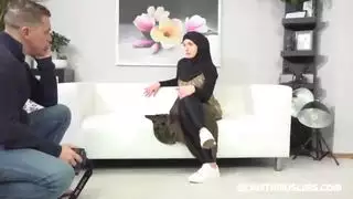 امرأة مسلمة تريد صورًا من مصور قرني