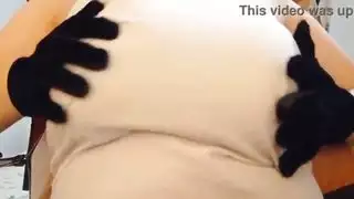 فتاة مع ثدي كبير على تكشف ثدييها