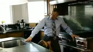 رجل يمارس الجنس في المطبخ مع صديقته الشابة من صديقه