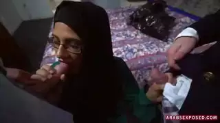 فتاة عربية ملبسة تدفع لامتصاص الديوك