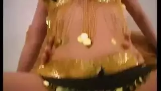 الراقصة العربية مارس الجنس في أريكة!