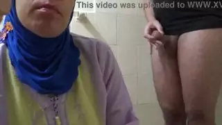زوجة عربية الديوث تريد ممارسة الجنس مع الرجال البيض في لندن