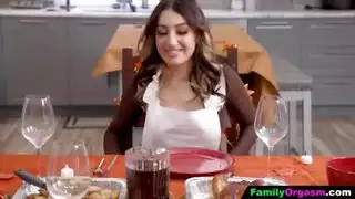 يستخدم ابنة زوجته كديك رومي مشوي