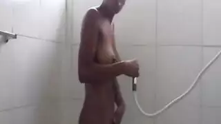 مفلس وقحة الهواة لاتينا لديها متعة أثناء الاستحمام