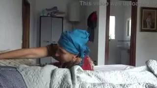 تتفاجأ خادمة فندق تركية عندما يعرض عليها أحد الضيوف ليرة مقابل مص قضيبه الكبير