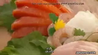 يابانية عارية تماماً والطعام على جسمها بينما الزبائن يلحس ويبعبصوا كسها بعد الغداء