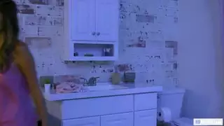 الشباب قرنية يمارسون الجنس الساخن على الأريكة لأنهم لم يروا بعضهم البعض منذ فترة طويلة
