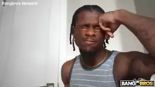 الوحش الديك يمتد مدرب اليوغا