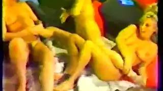 امرأة سمراء لعوب فاتنة فالون يفترض أن ديسكيا ريشة هو شيء رائع للحصول على متعة الوحل في المداعبة السحاقية