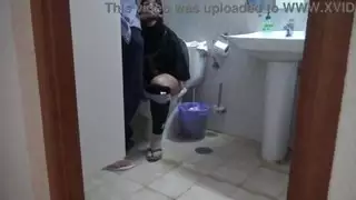 زوجة مسلمة غير مخلصة تغش مع زملائها الديك الأسود الكبير
