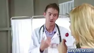 يبدو الطبيب مفتونًا بوزن المريض