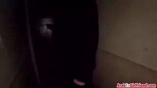 هوتي العربية يأخذ الديك النابض في كس مشعر
