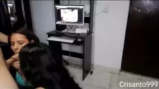 رؤية الاباحية على الكمبيوتر الشخصي واثنين من الأصدقاء يصلون ليطلبوا مني لصالح ومنحهم الحليب