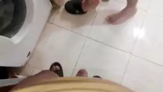 يمارس الجنس مع زوجة صديقي العربي في المطبخ