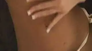 امرأة سمراء هواة مارس الجنس على كاميرا ويب